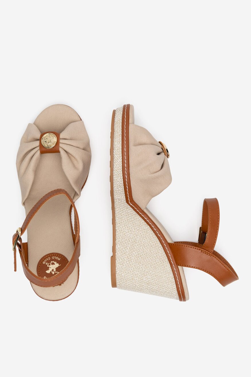 Sandały na koturnie