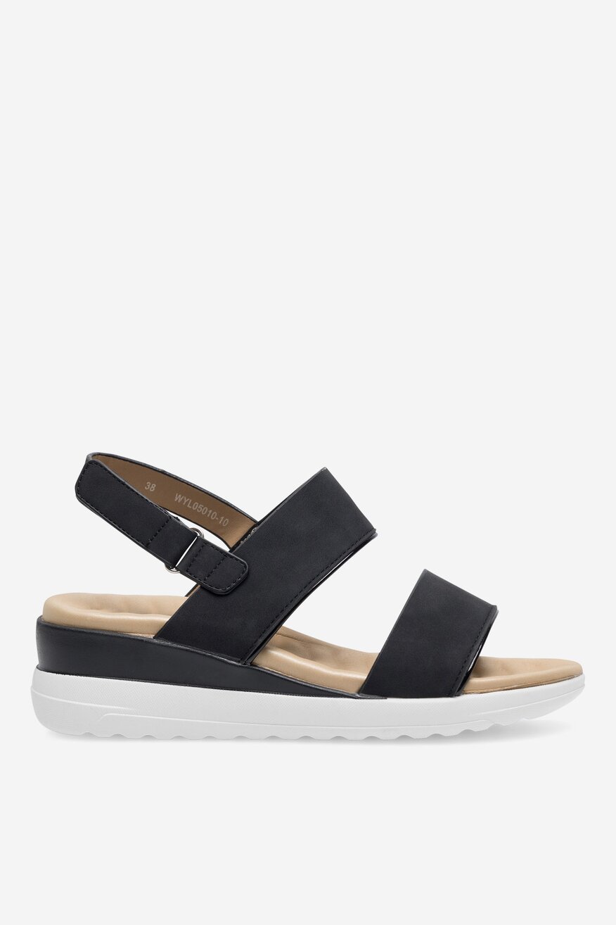 Sandały na koturnie