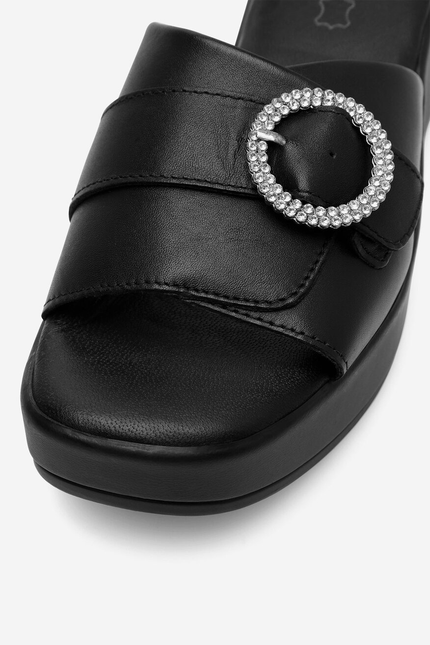 Klapki skórzane na koturnie