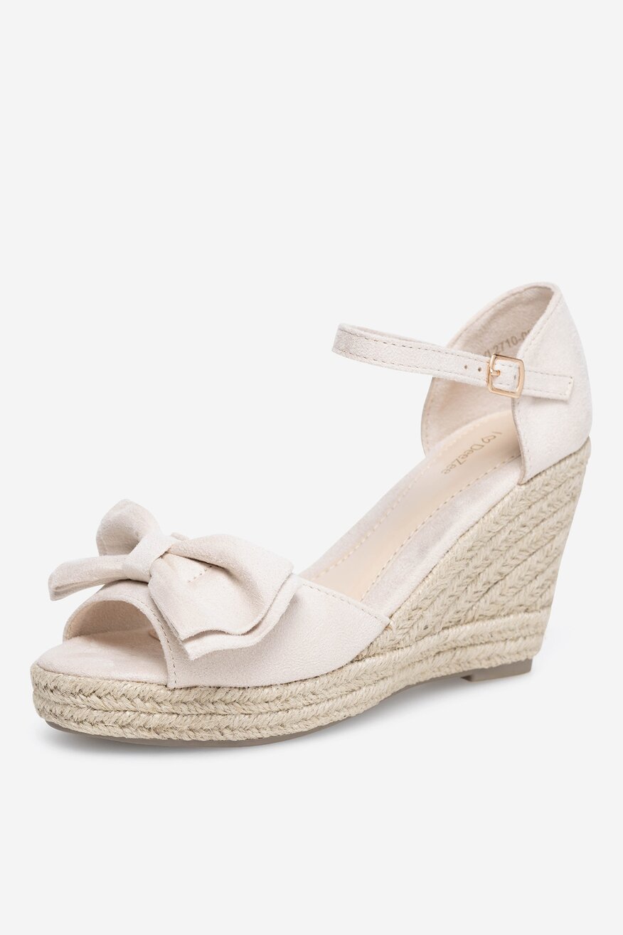 Sandały na koturnie