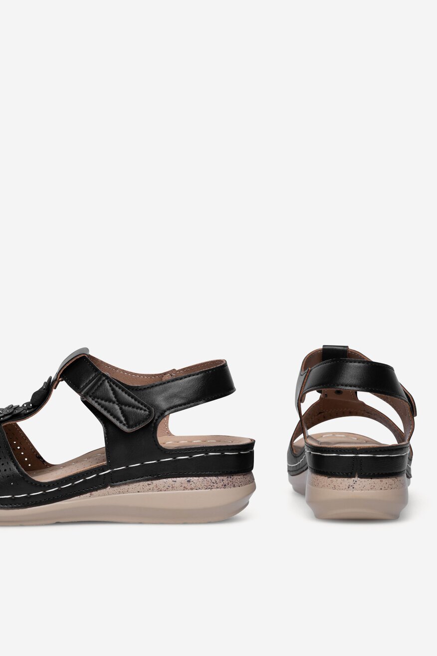 Sandały na koturnie