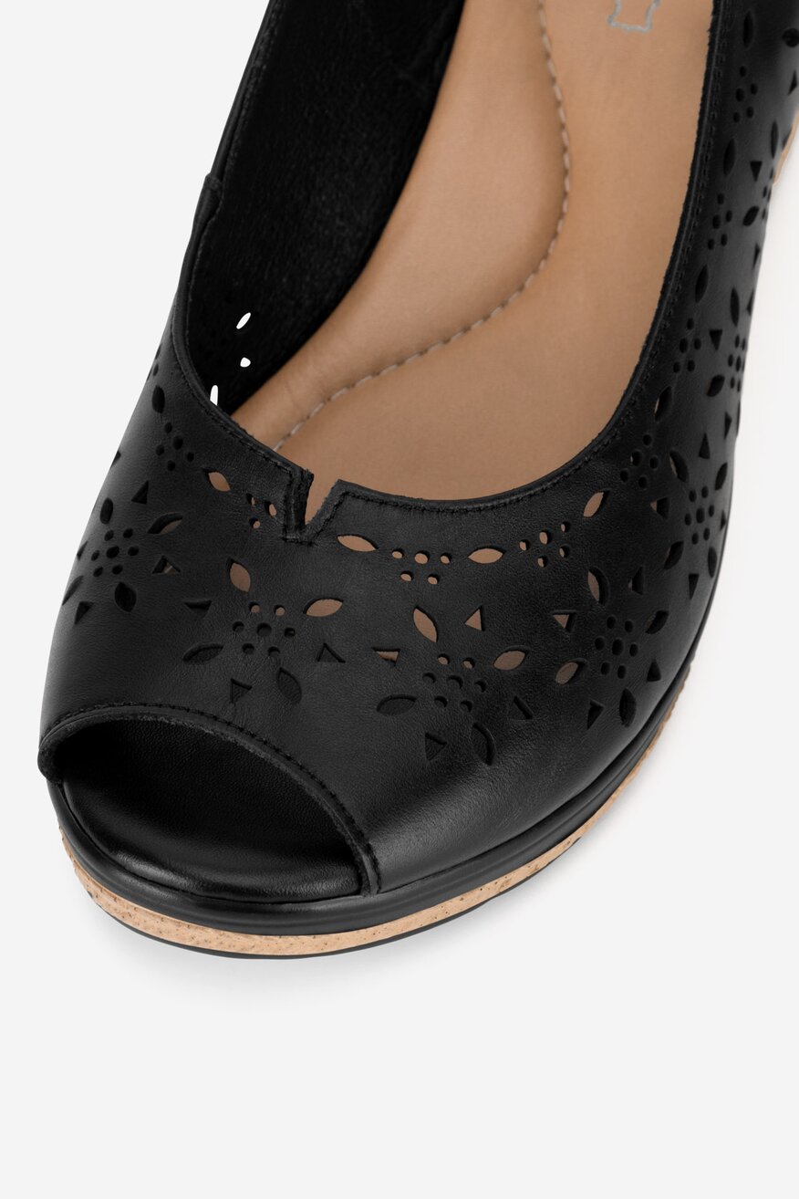 Sandały skórzane na koturnie