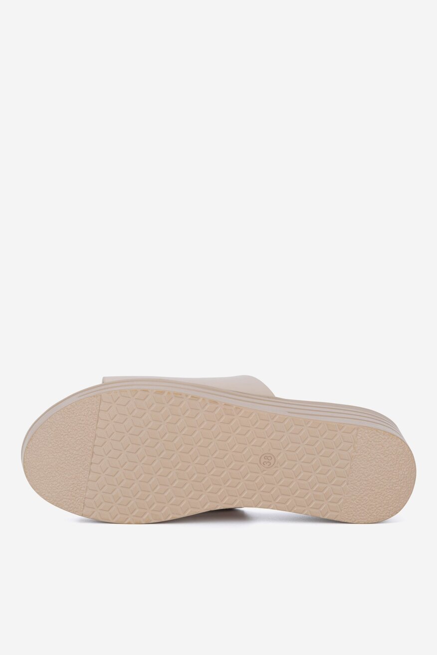 Klapki skórzane na koturnie