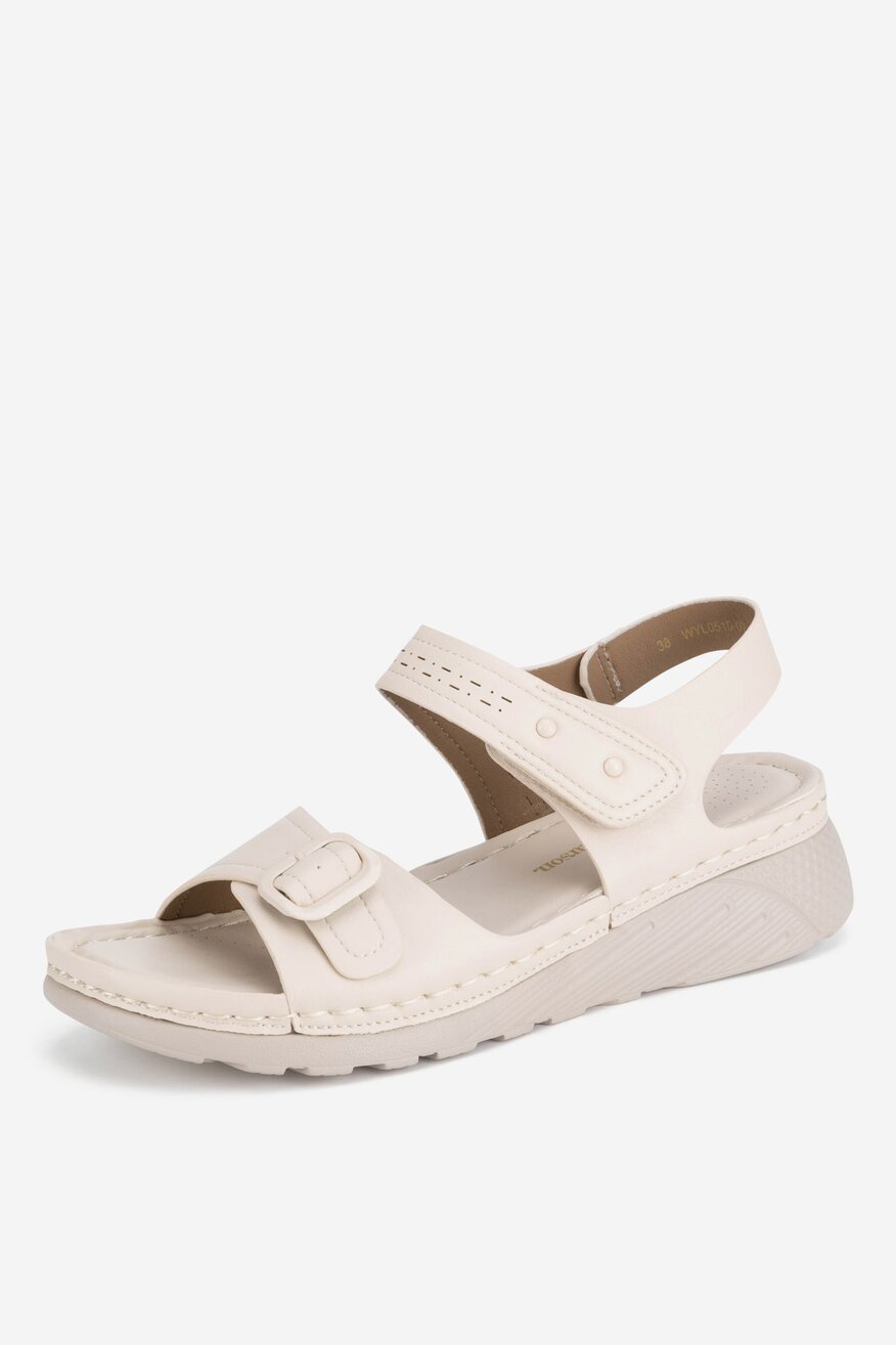 Sandały na koturnie