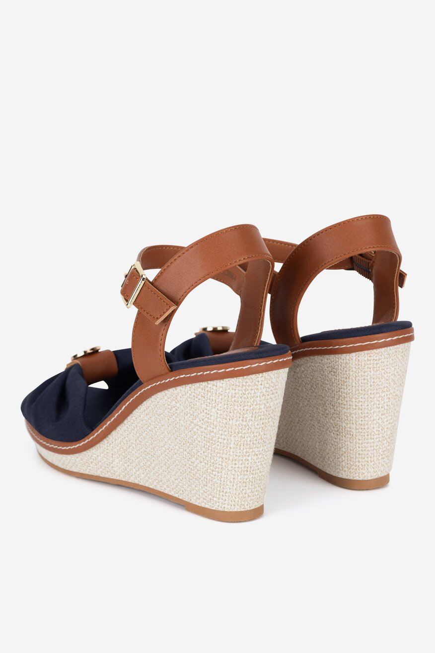 Sandały na koturnie