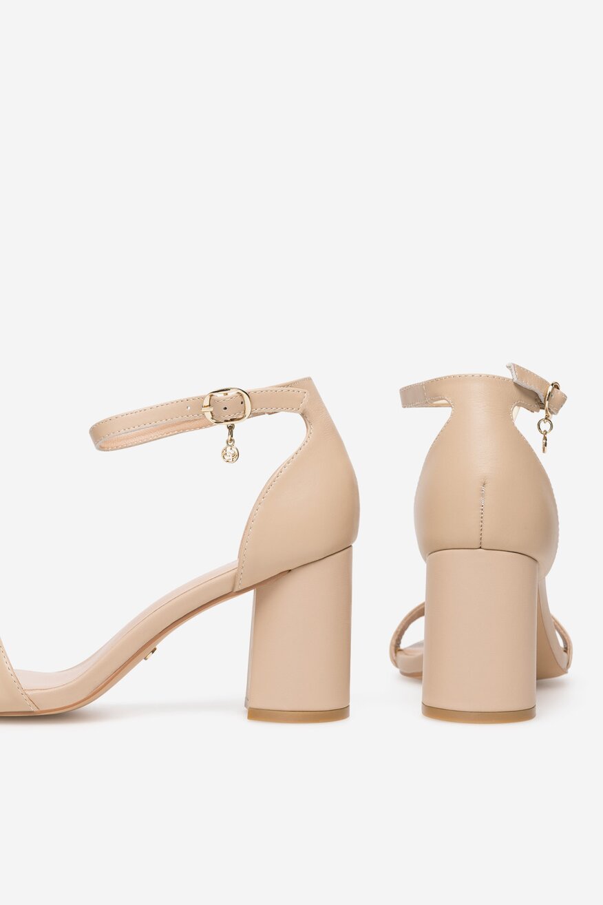 Sandały skórzane na słupku