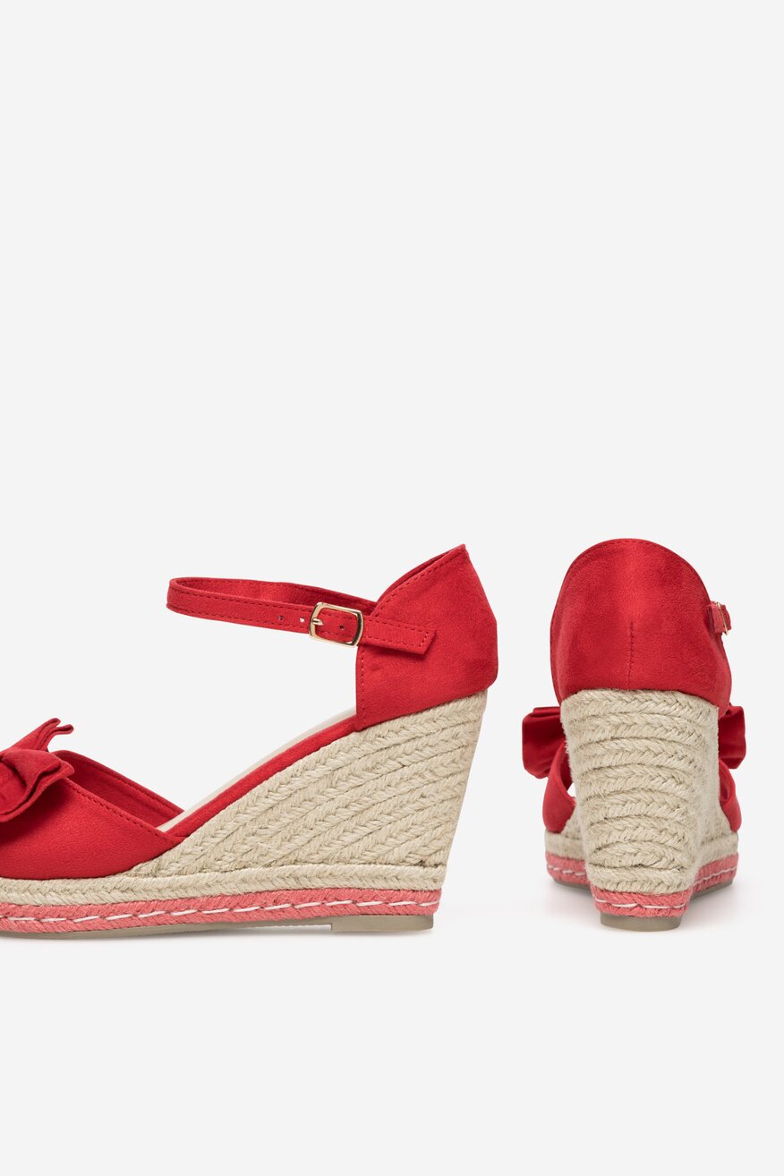 Sandały na koturnie