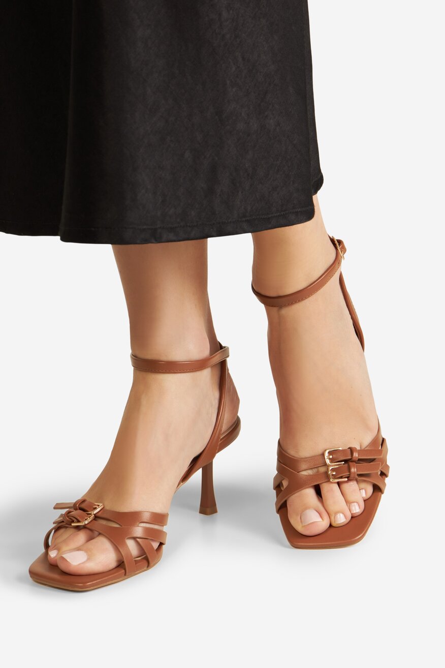 Sandały na obcasie