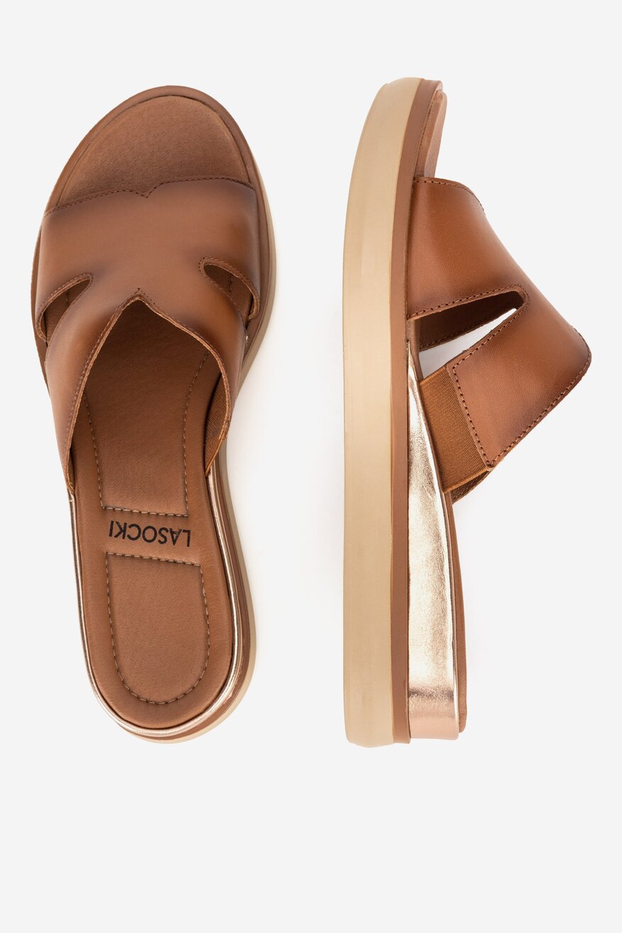 Klapki skórzane na koturnie