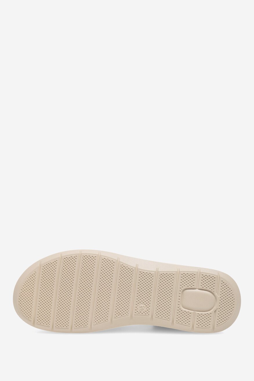 Sandały na koturnie