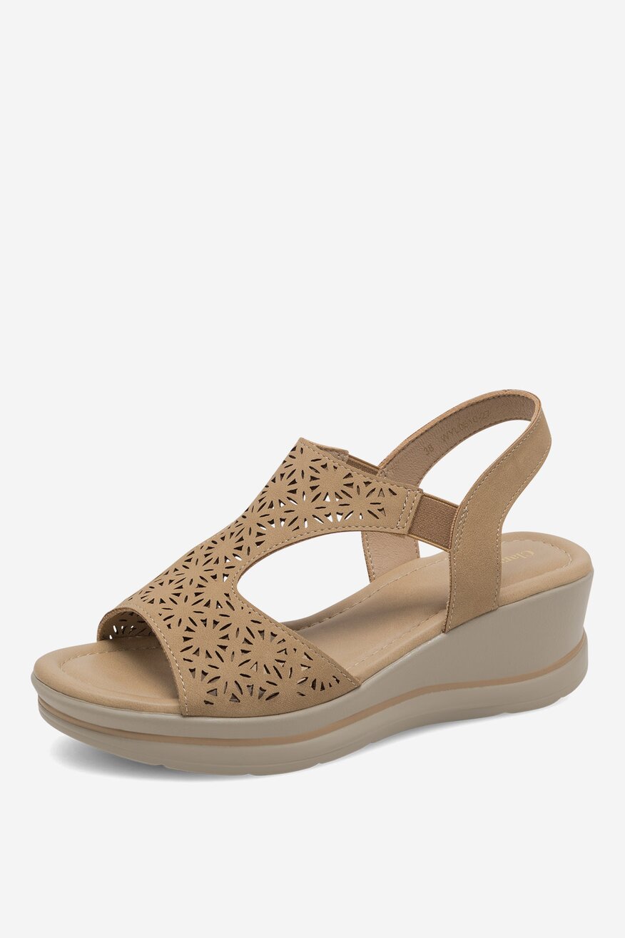 Sandały na koturnie