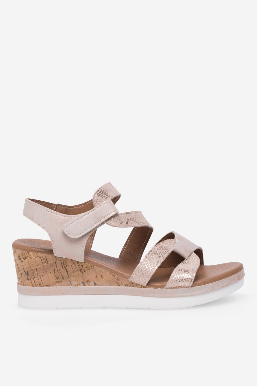 Sandały na koturnie