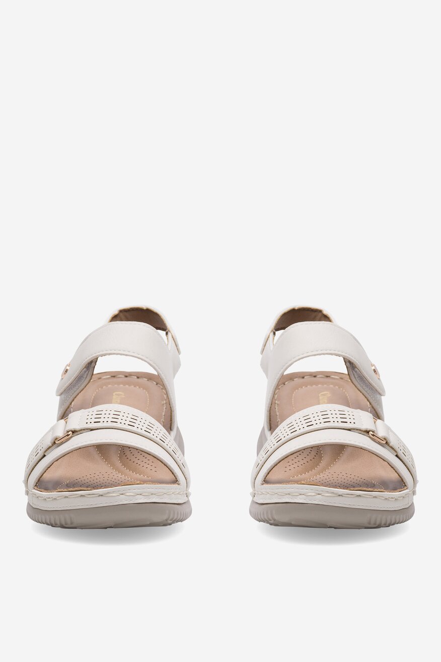 Sandały na koturnie