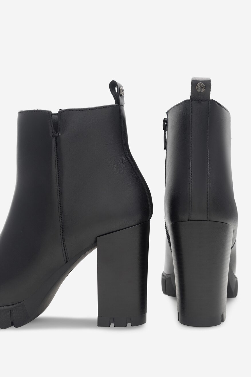 Botki skórzane na słupku