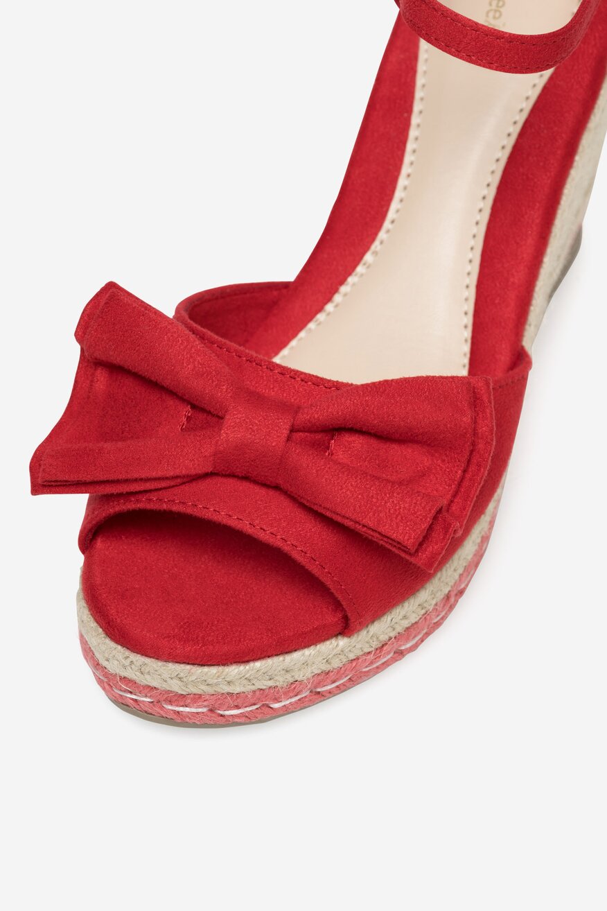 Sandały na koturnie