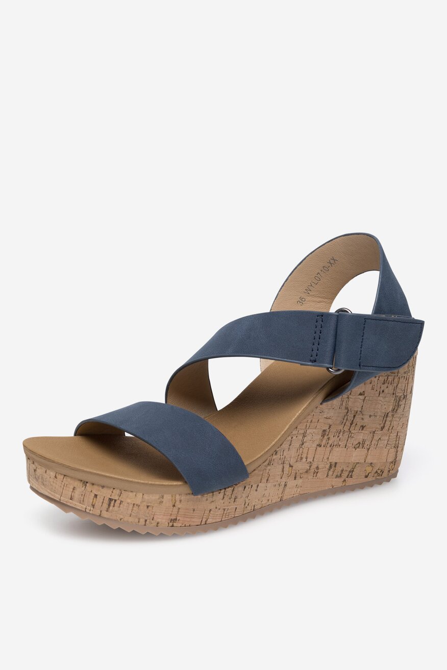 Sandały na koturnie