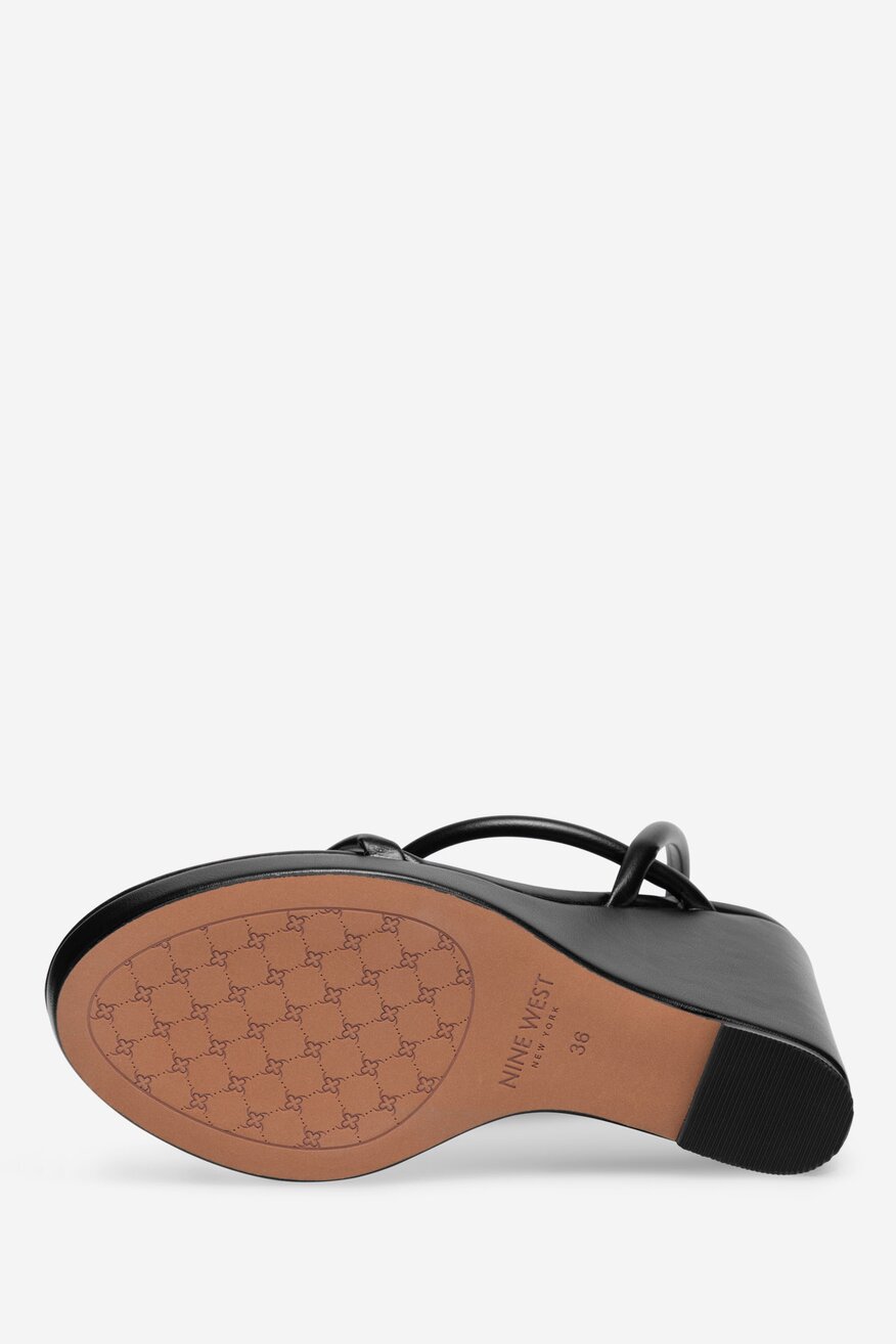 Sandały na koturnie