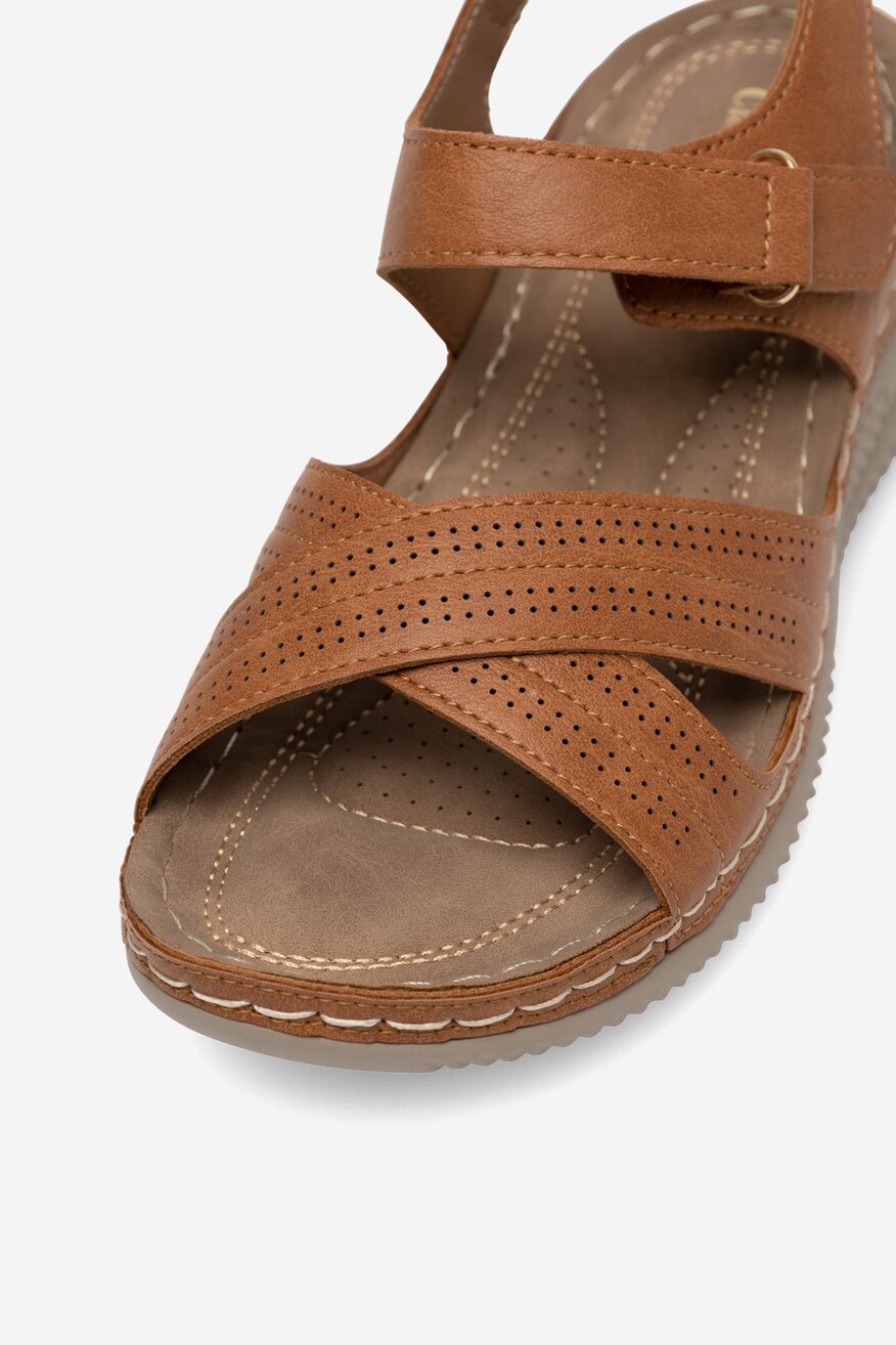 Sandały na koturnie