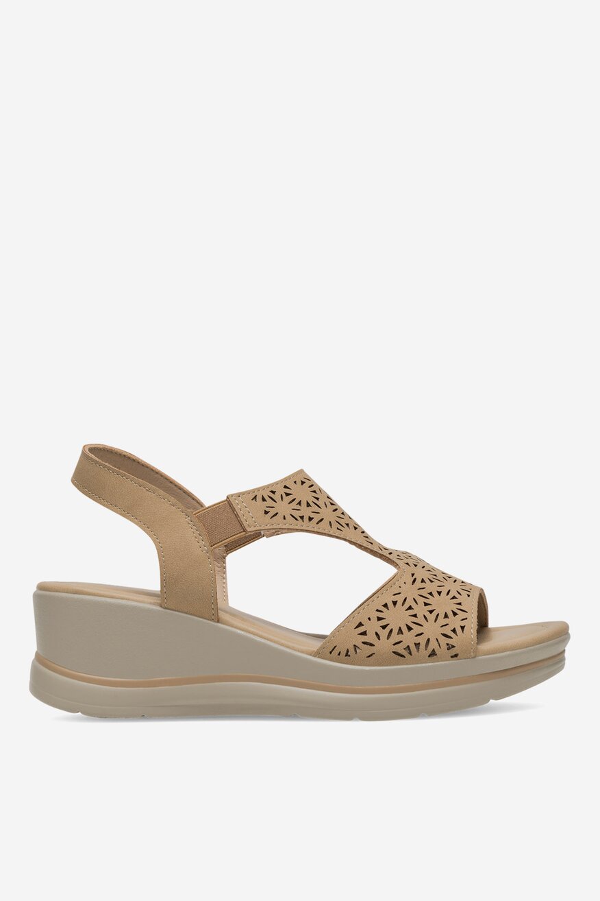 Sandały na koturnie