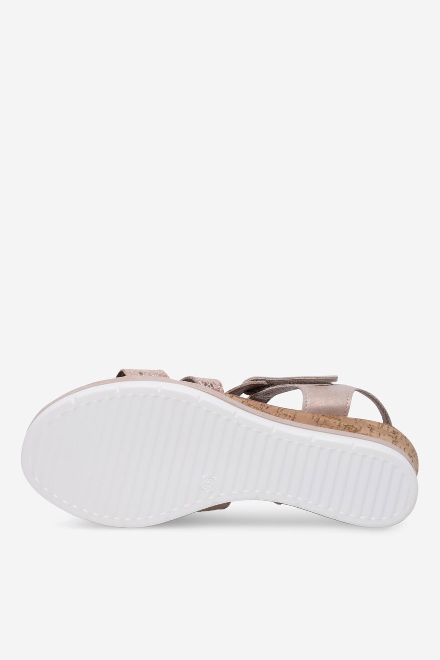 Sandały na koturnie