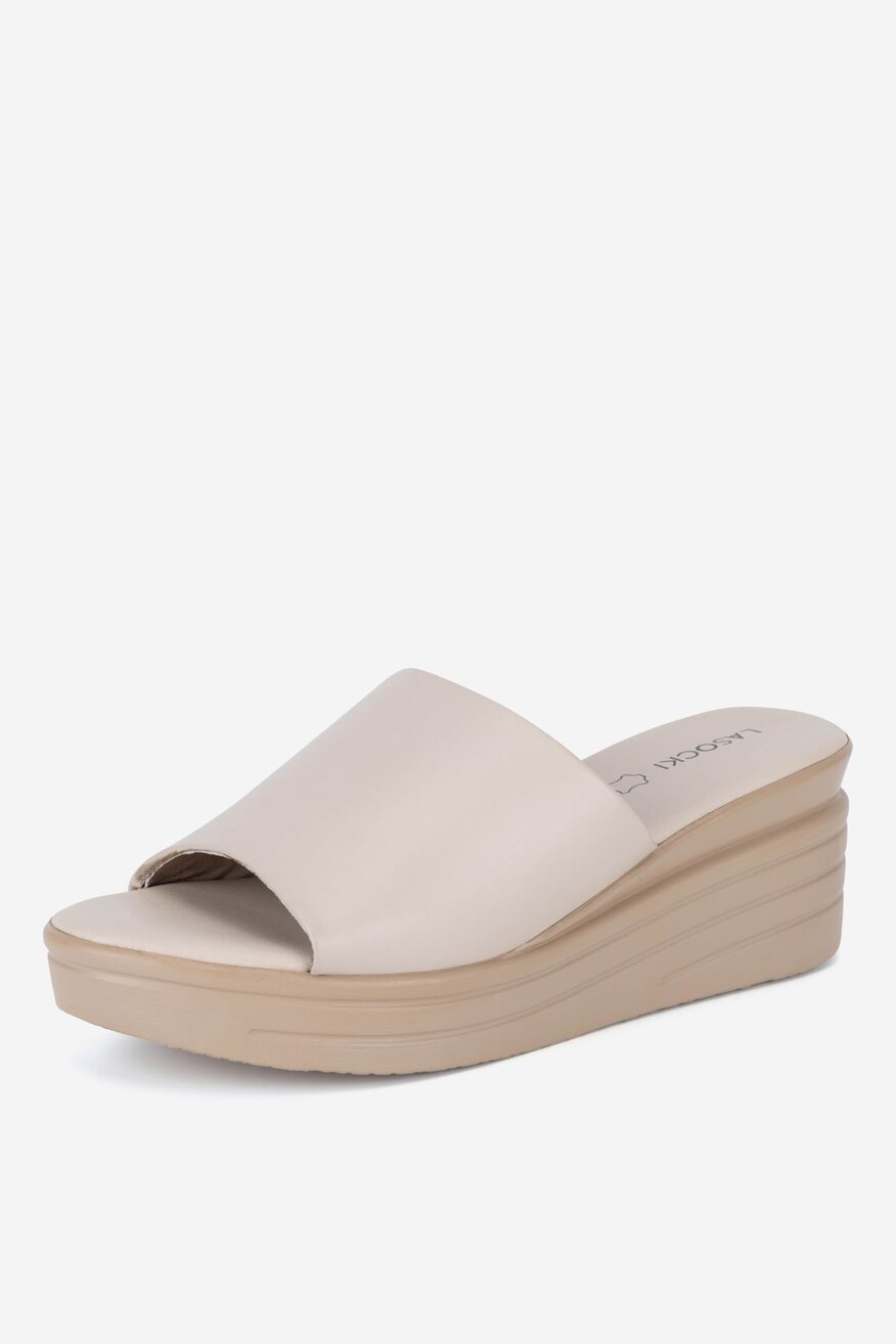 Klapki skórzane na koturnie