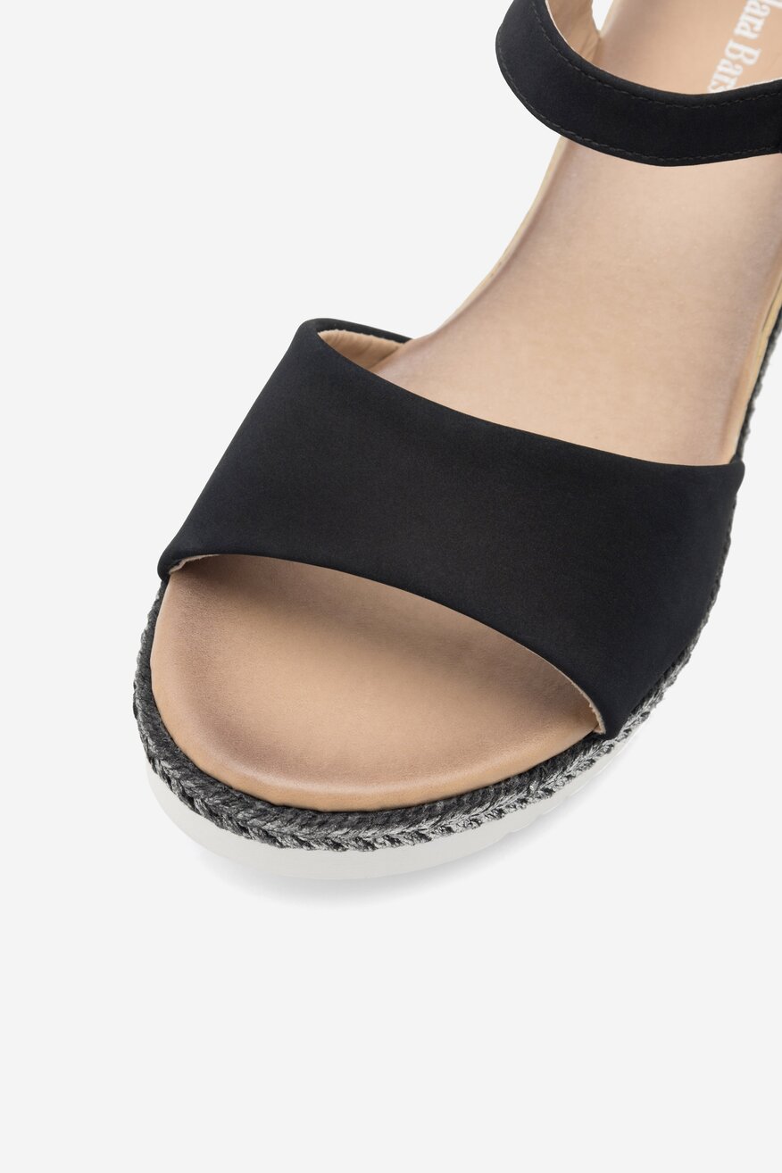 Sandały na koturnie