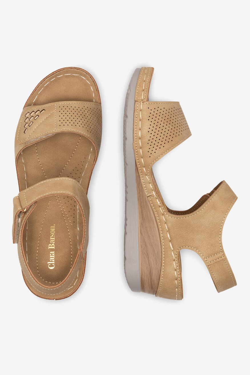 Sandały na koturnie