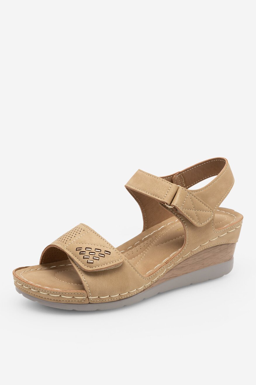 Sandały na koturnie