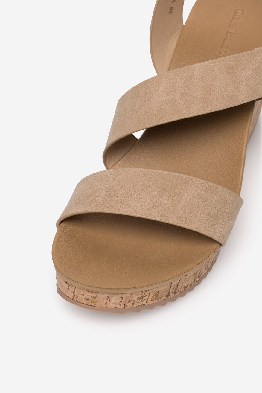 Sandały na koturnie