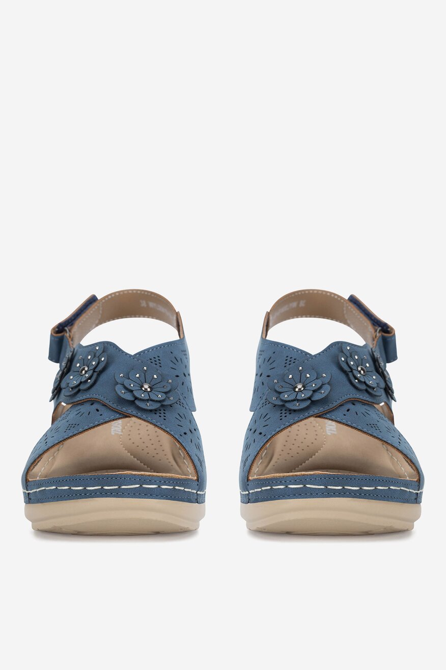 Sandały na koturnie