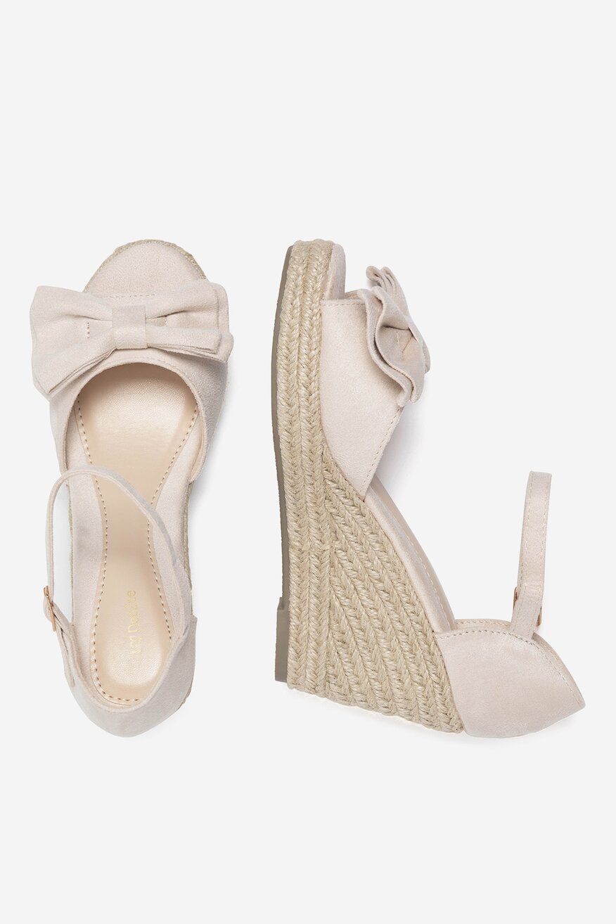 Sandały na koturnie