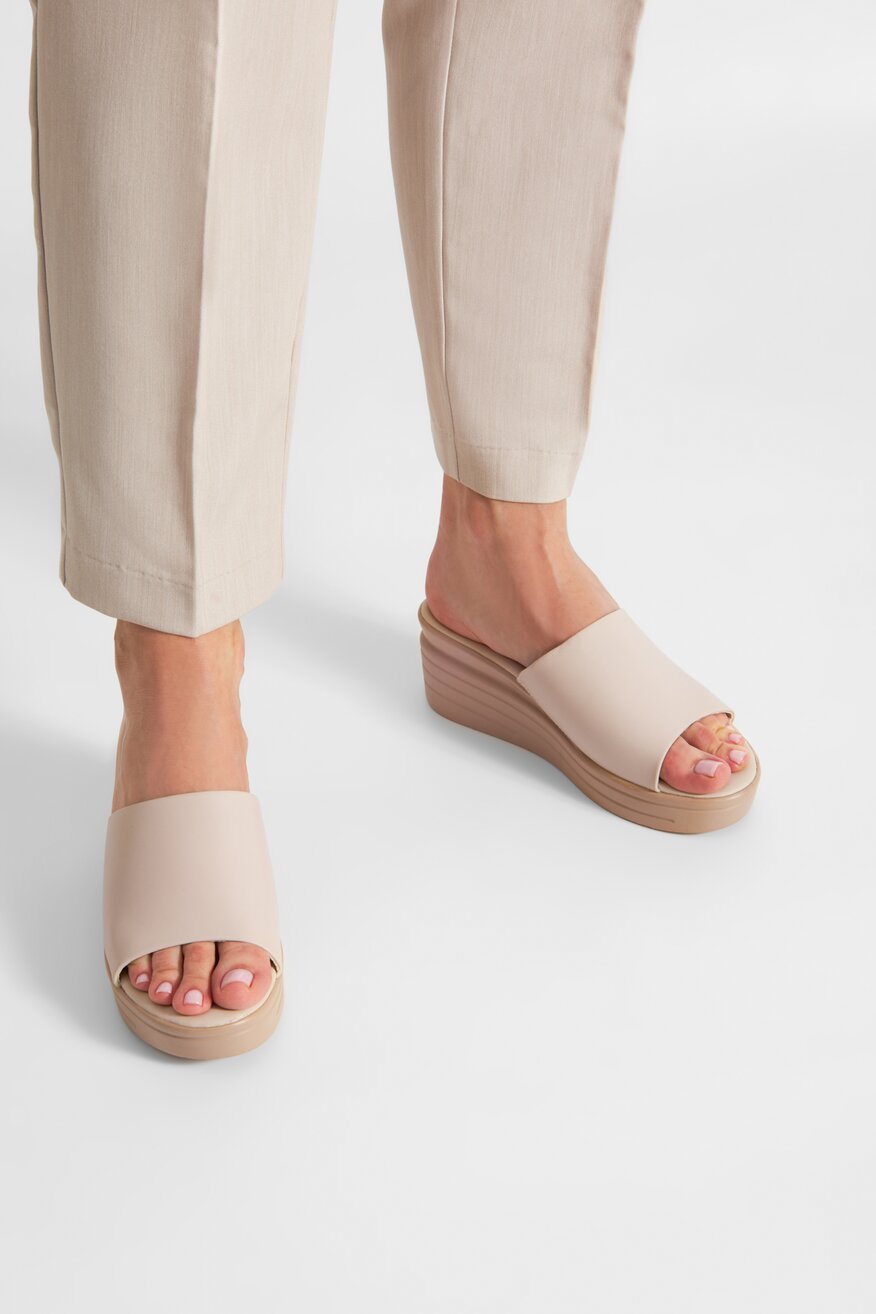 Klapki skórzane na koturnie