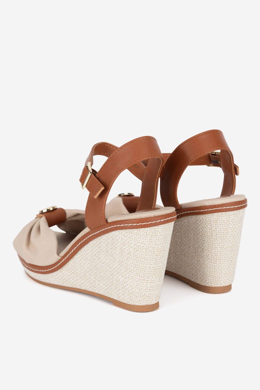 Sandały na koturnie