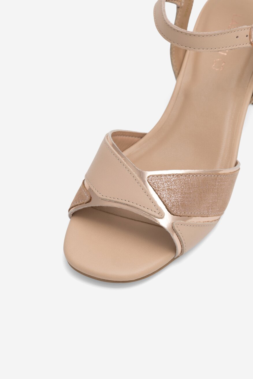 Sandały skórzane na słupku