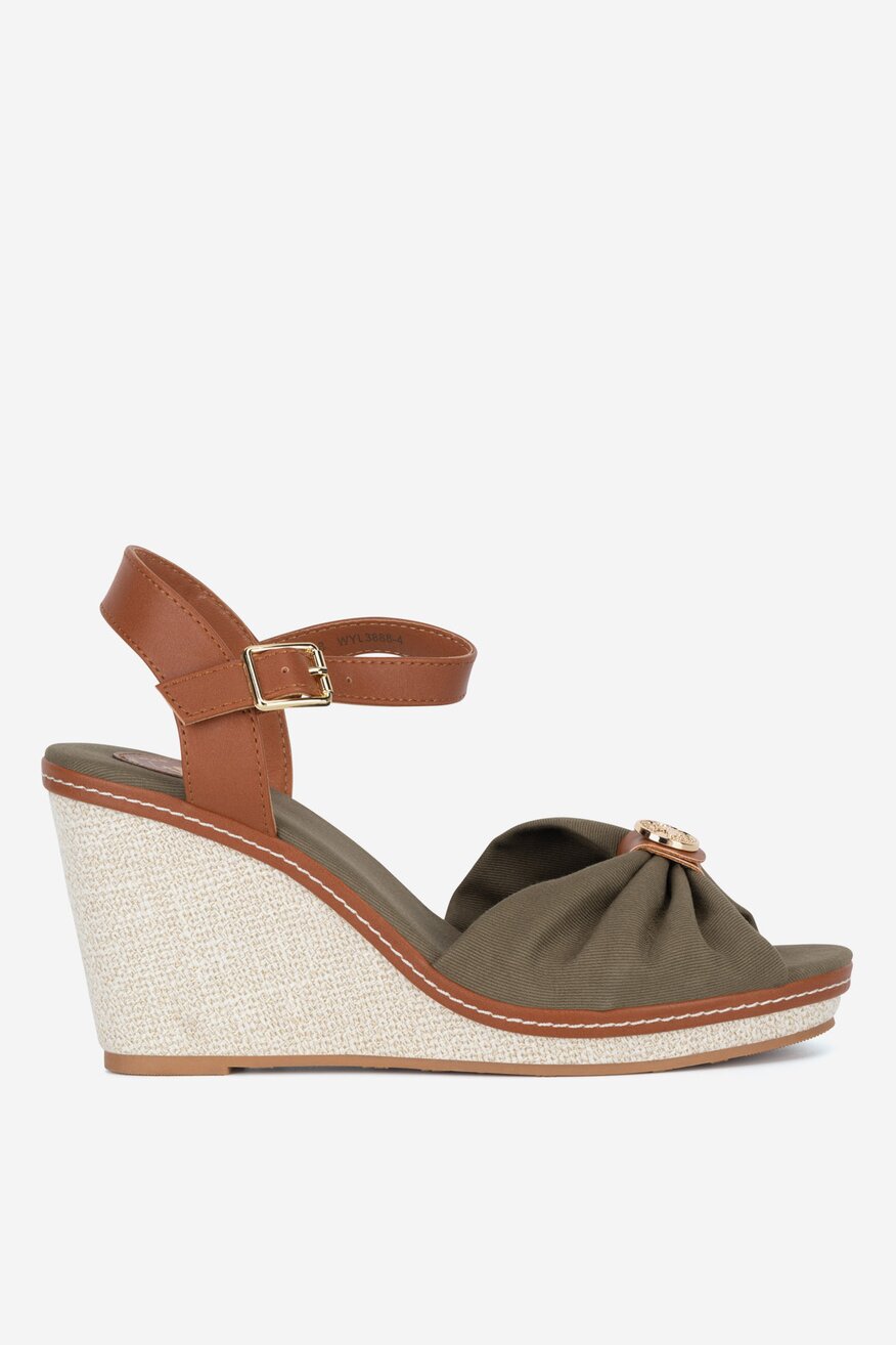 Sandały na koturnie