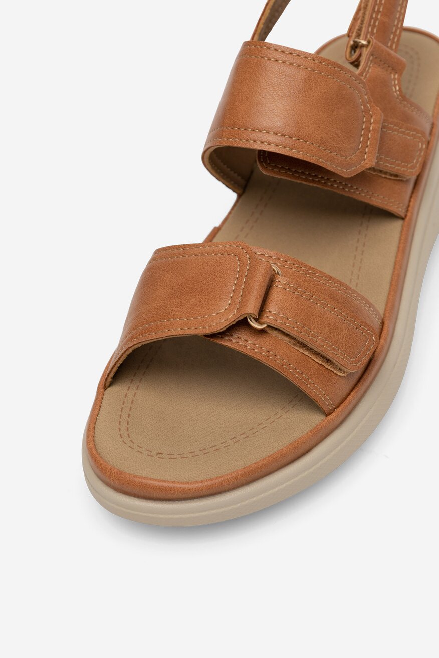 Sandały na koturnie