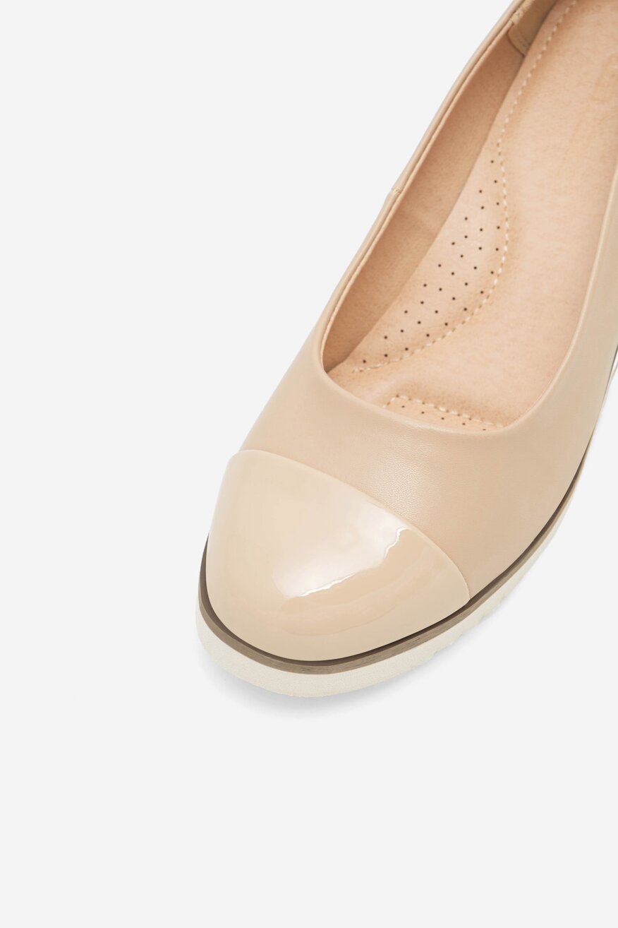 Czółenka na koturnie