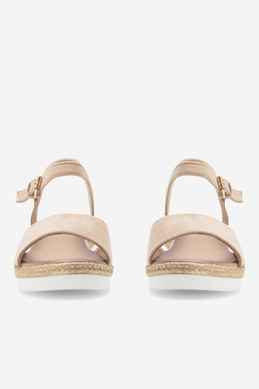 Sandały na koturnie