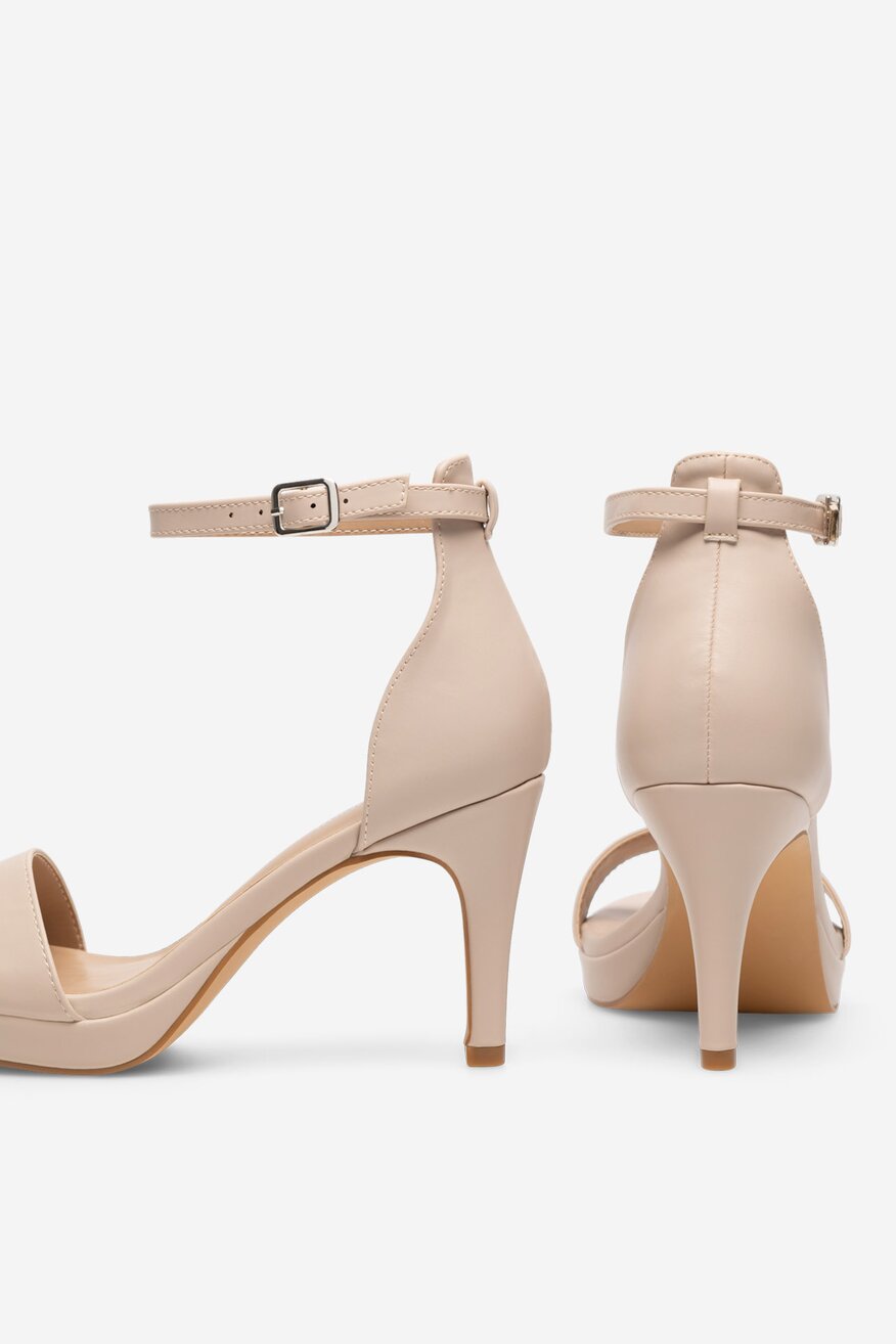 Sandały na obcasie