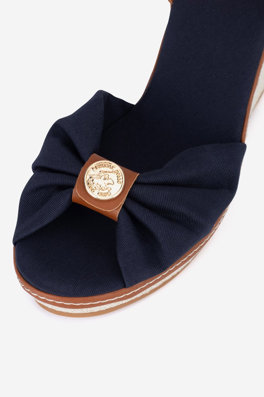 Sandały na koturnie