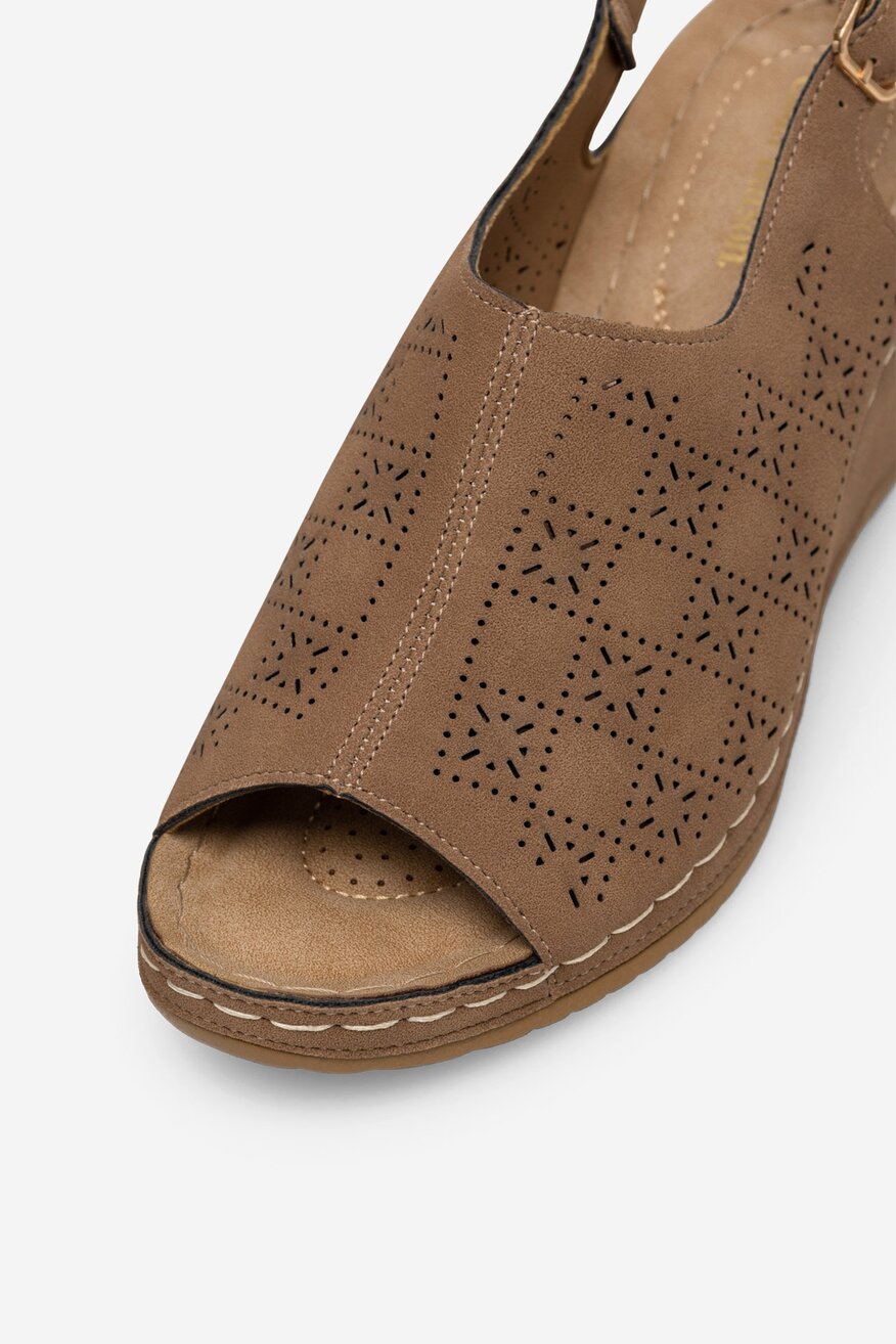 Sandały na koturnie