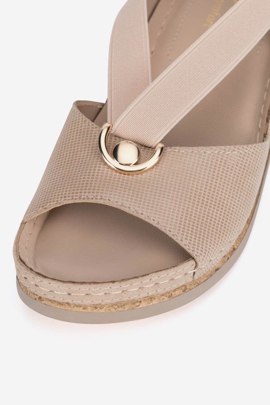 Sandały na koturnie