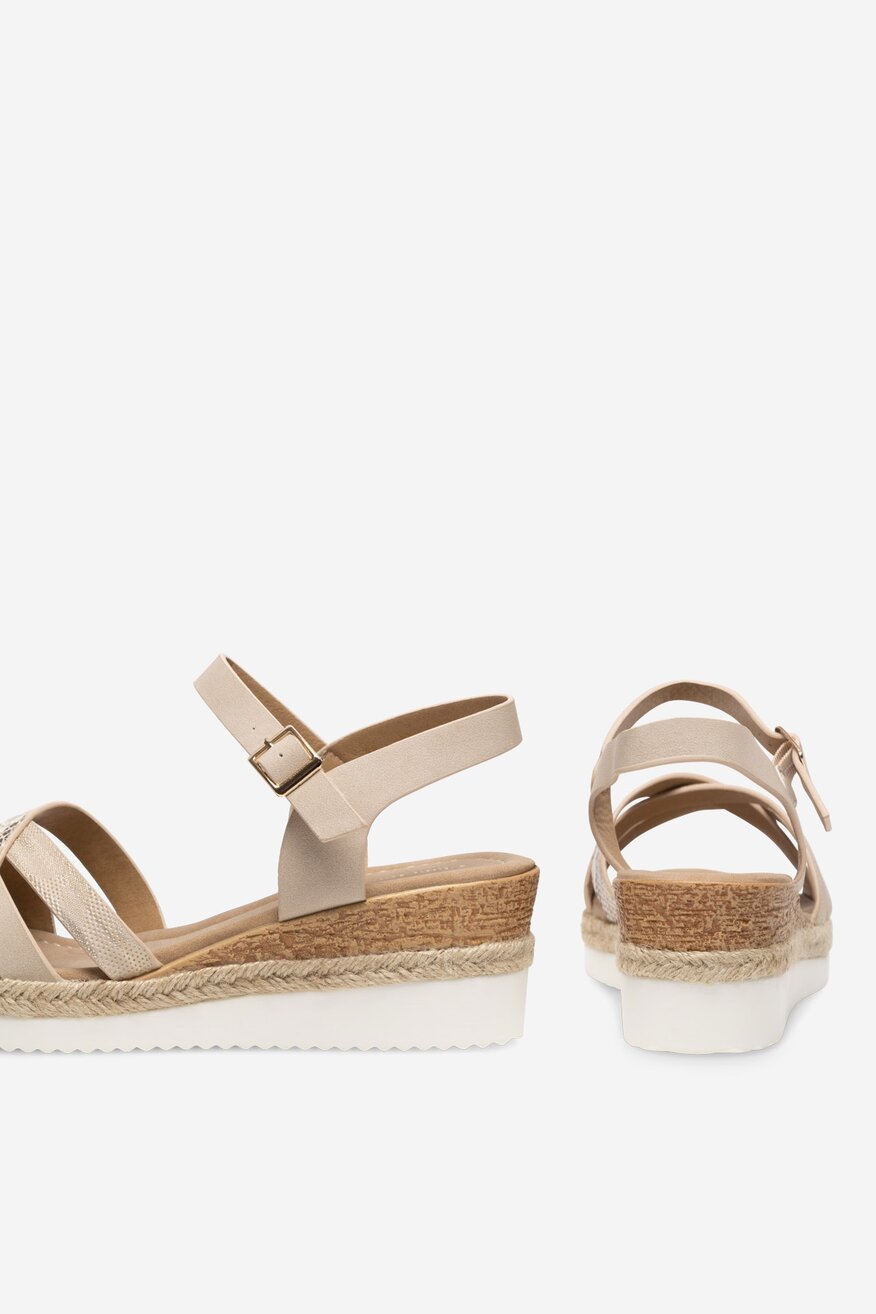 Sandały na koturnie