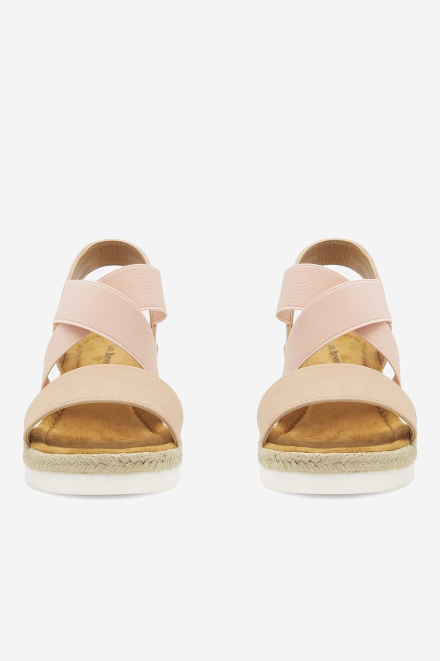 Sandały na koturnie