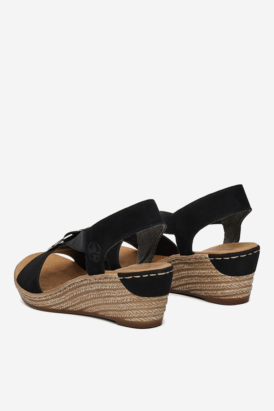 Sandały na koturnie