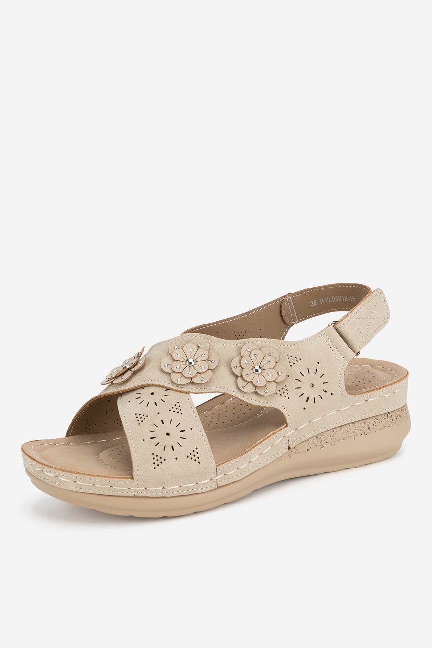 Sandały na koturnie