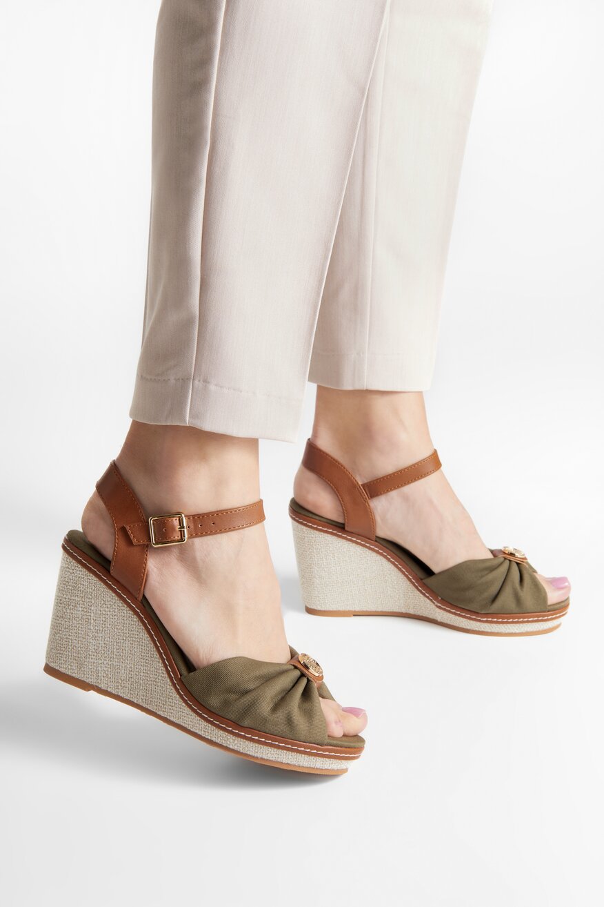 Sandały na koturnie