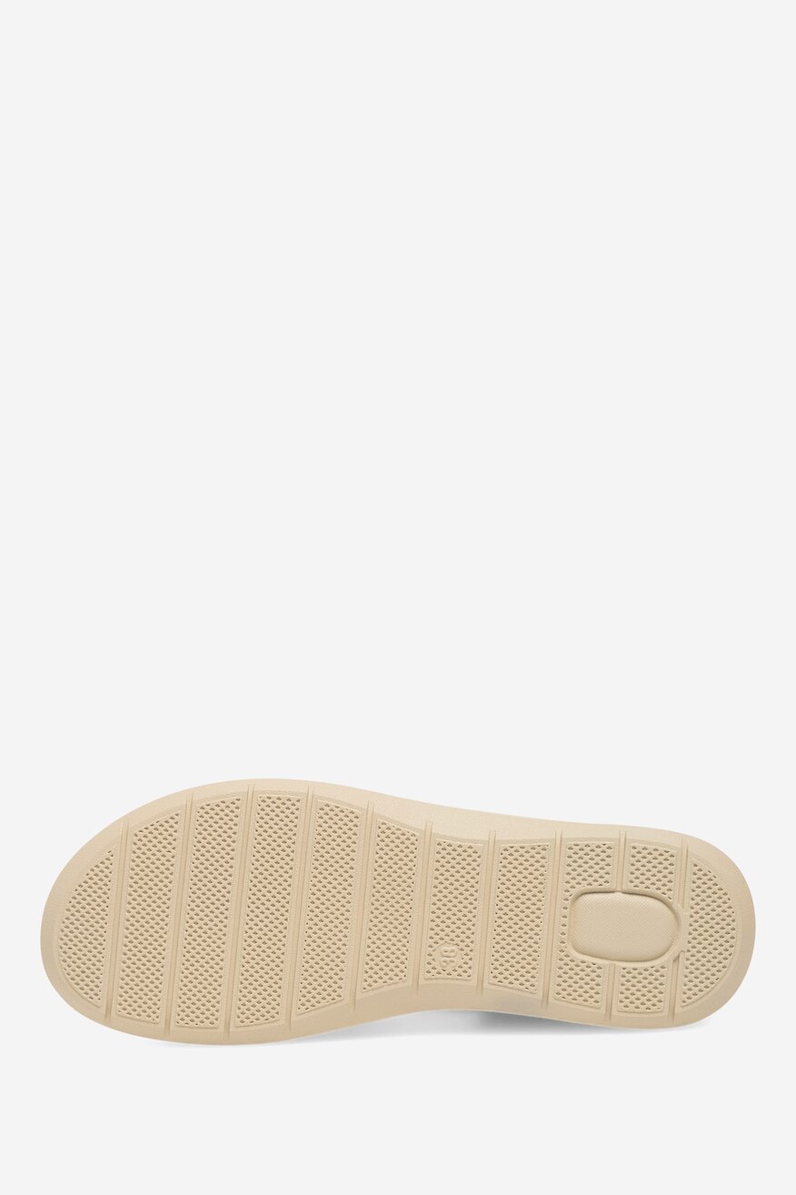 Sandały na koturnie