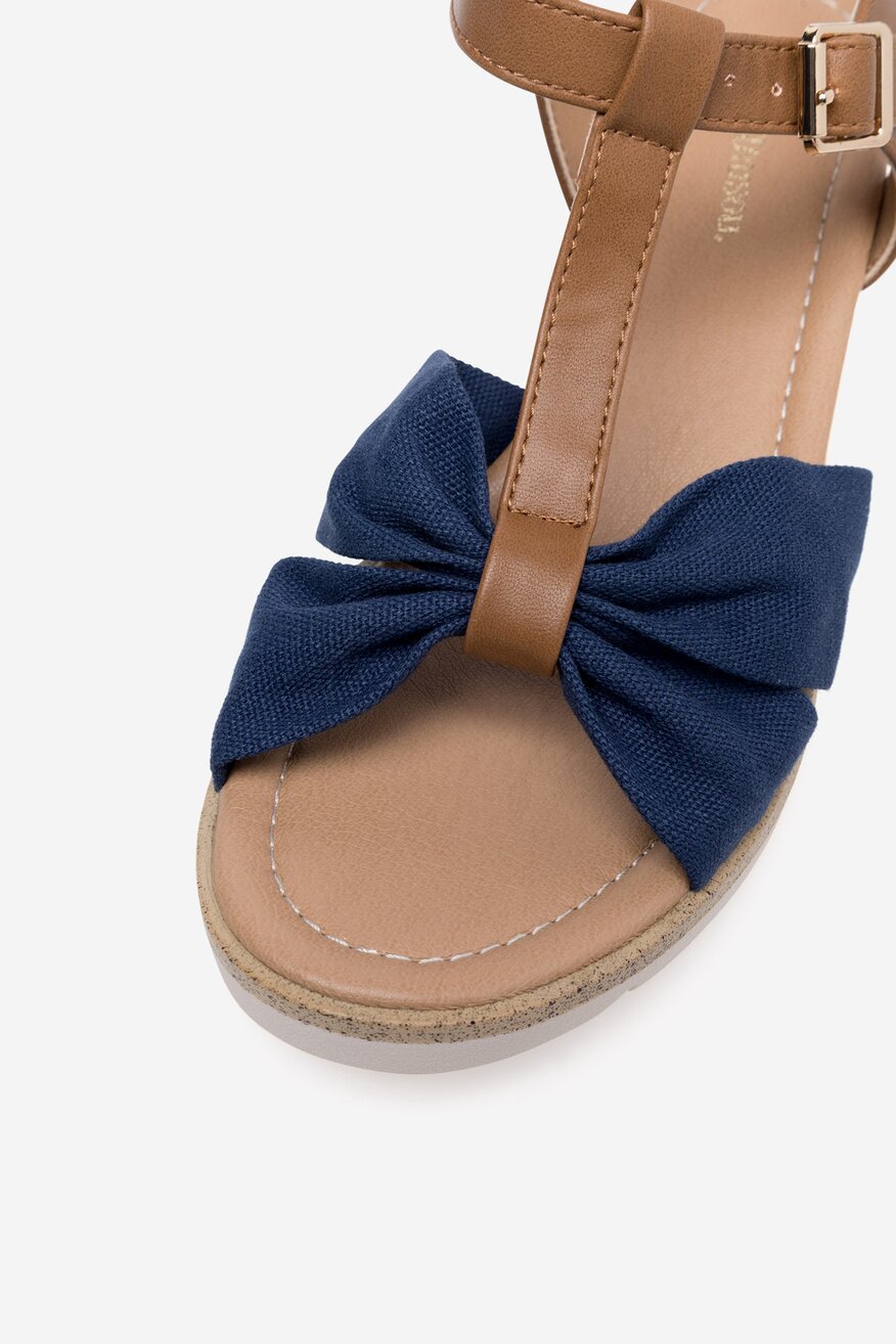 Sandały na koturnie