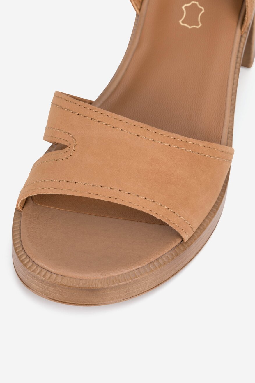 Sandały skórzane na słupku